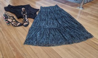 Conjunto de falda y body y sandalias 