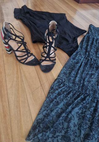 Conjunto de falda y body y sandalias 