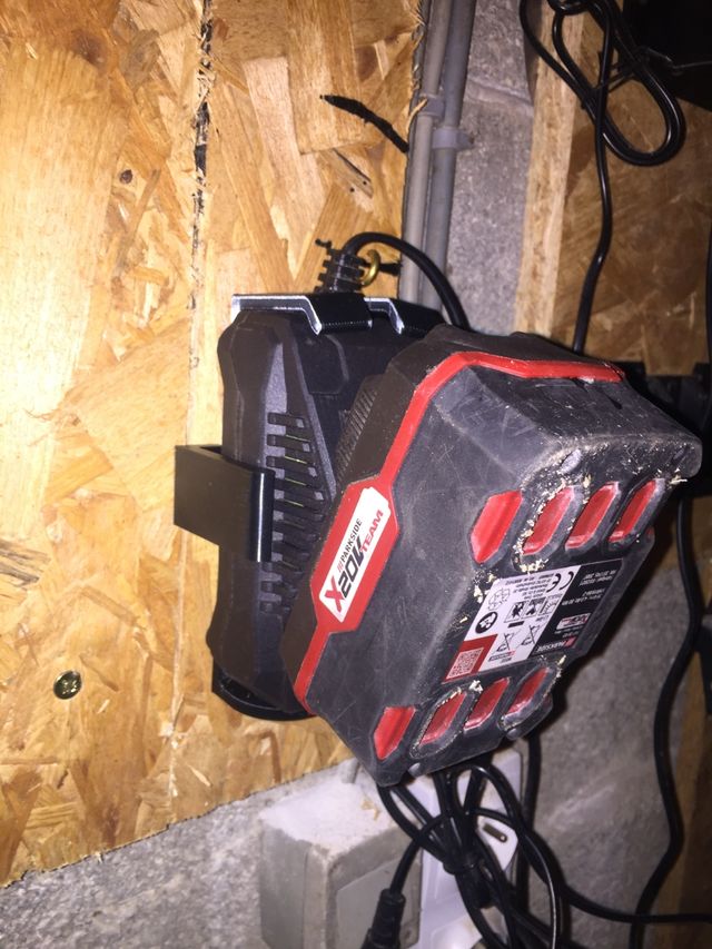 Soporte pared cargador baterias Parkside