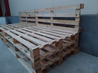 Divano Pallet, mensole angolari 