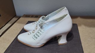 Botin tacón beige y detalles en dorado