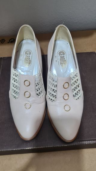 Botin tacón beige y detalles en dorado