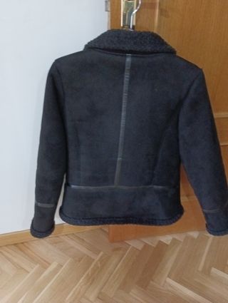 Cazadora negra ante
