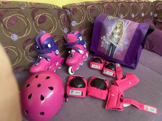 Rollerblade girl con ginocchiere e borsa