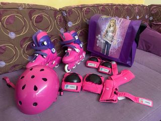 Rollerblade girl con ginocchiere e borsa