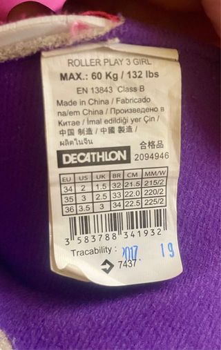 Rollerblade girl con ginocchiere e borsa