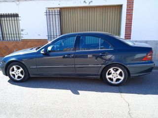 NEGOCIABLE. Mercedes-Benz Clase C 2002