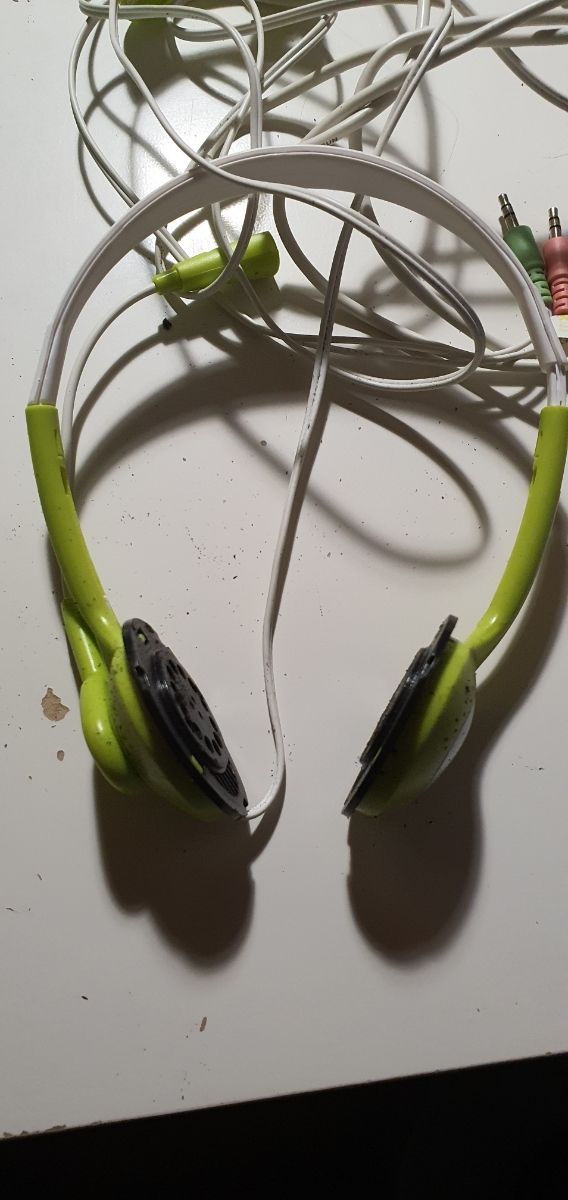 Auriculares y cámara. Lo regalo.