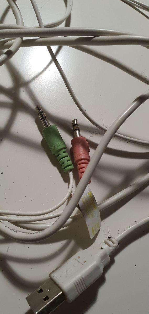 Auriculares y cámara. Lo regalo.