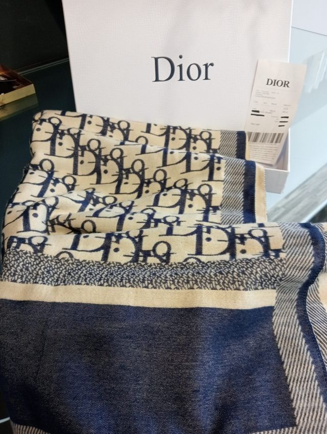 Foulard DIOR SIN ESTENAR .