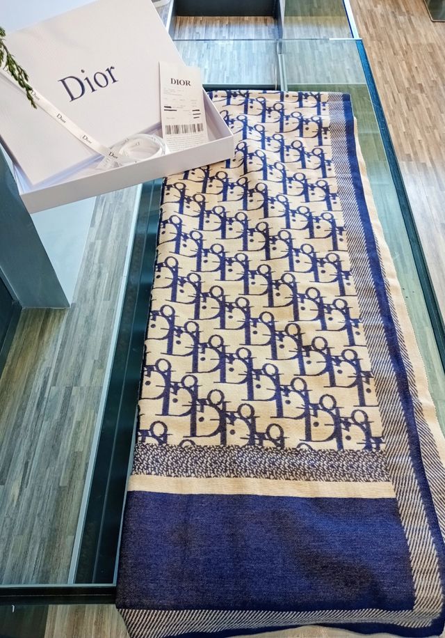 Foulard DIOR SIN ESTENAR .