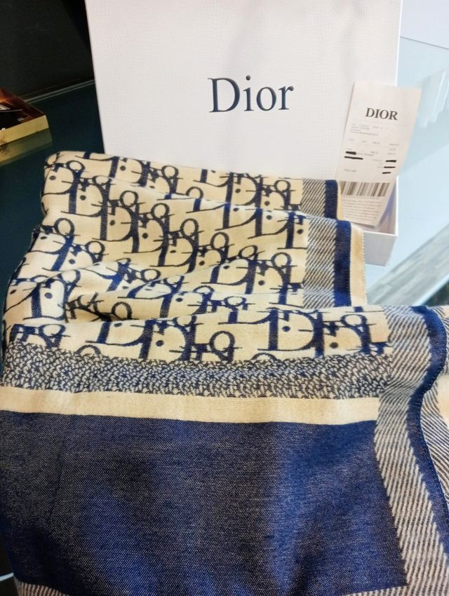 Foulard DIOR SIN ESTENAR .