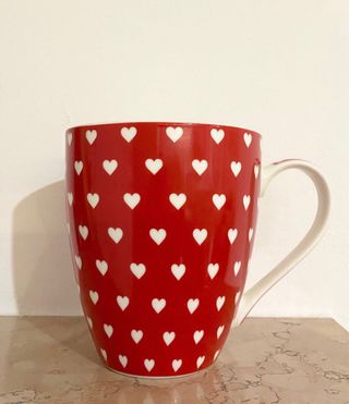 Mug rossa con cuori bianchi. Nuova 