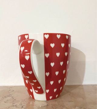 Mug rossa con cuori bianchi. Nuova 