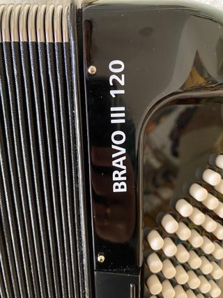 acordeón Hohner III BRAVO 120  bajos