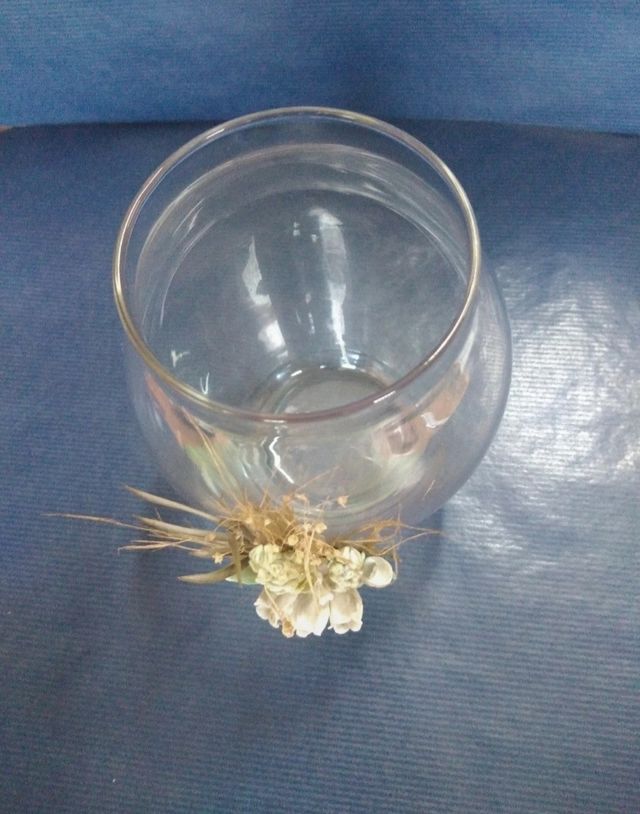 Jarra de vidro decorada