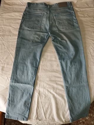 Pantalón vaquero Primark.