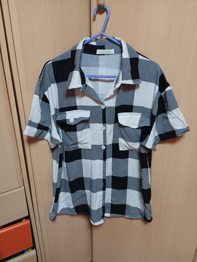 Camisa de mangas cortas.