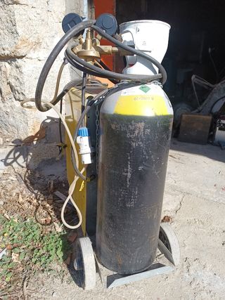Maquina de soldar semiautomática (muy poco uso).