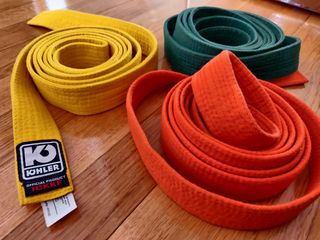 3 cintos de karaté laranja, verde e ama