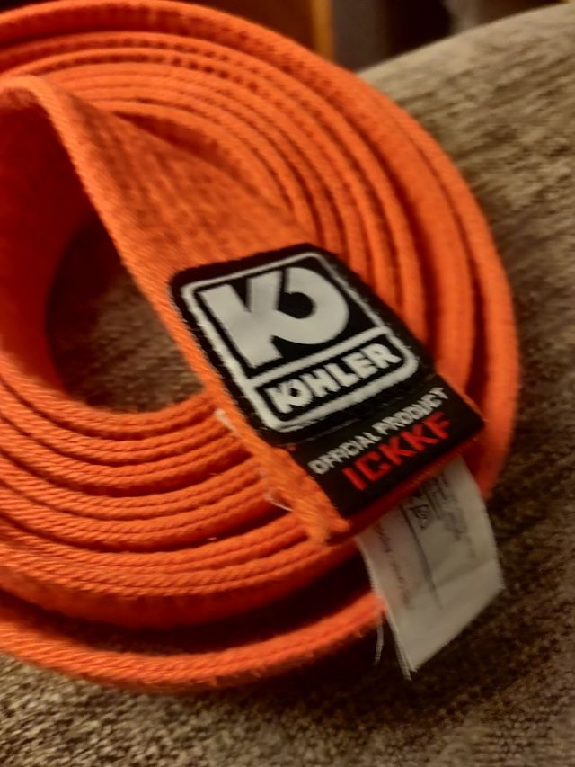 3 cintos de karaté laranja, verde e ama