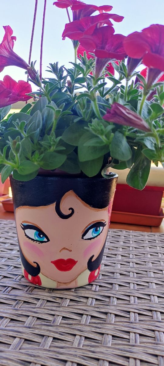 Maceta pintada a mano.