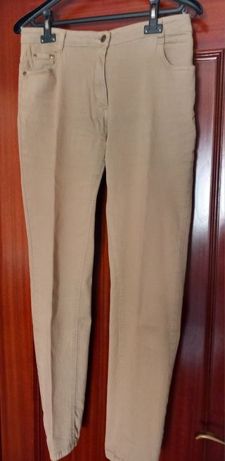 PANTALÓN VAQUERO VERDE MILITAR CLARO.