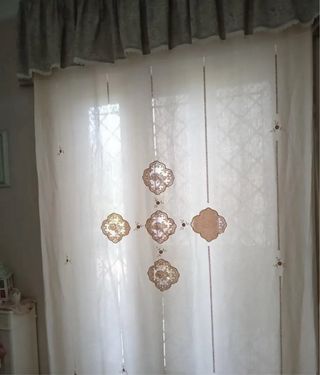 Tenda ricamata a mano