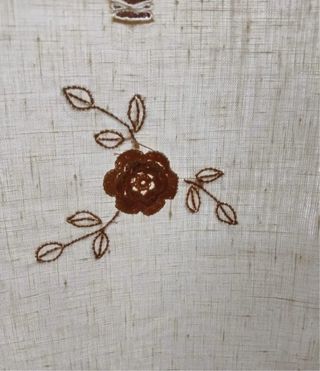 Tenda ricamata a mano