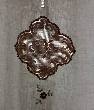 Tenda ricamata a mano