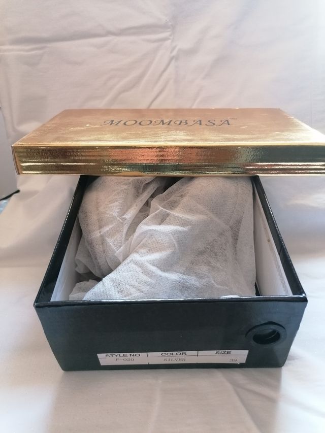 Zapatos de tacón color plata brillo