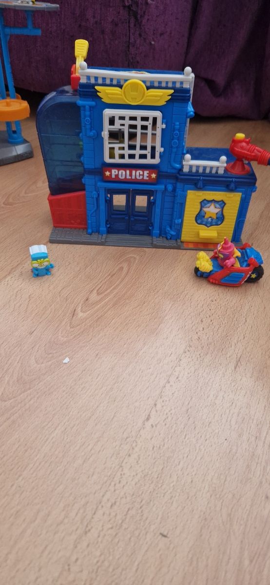 Estacion de Policía Superthings