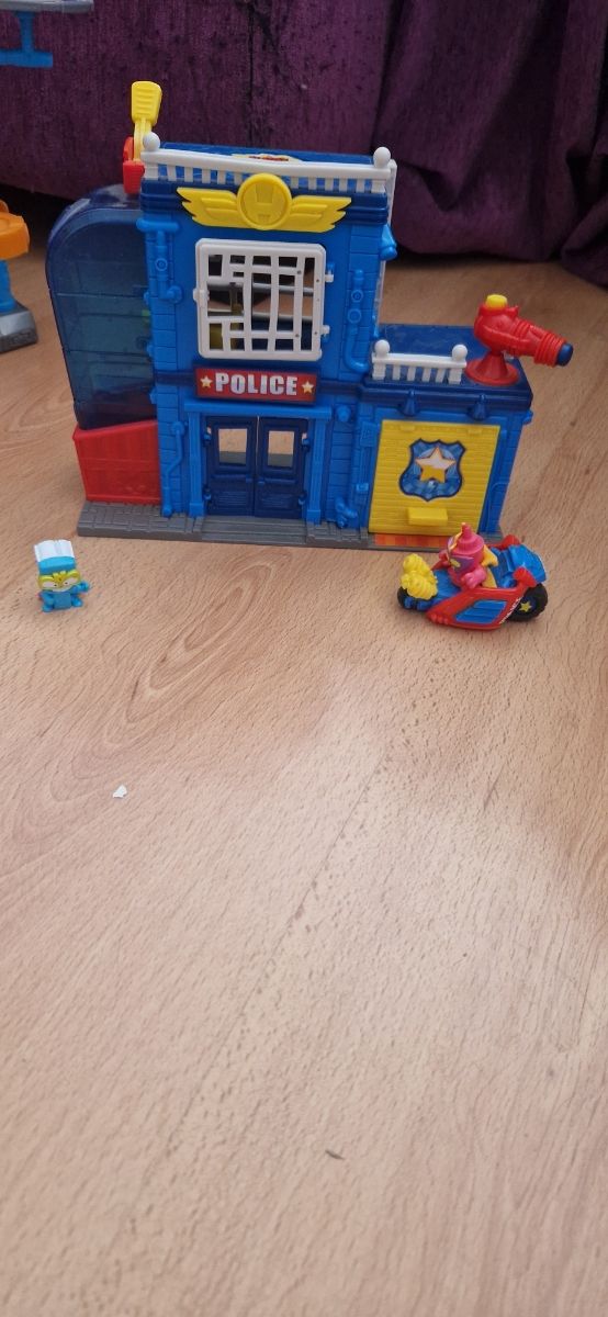 Estacion de Policía Superthings