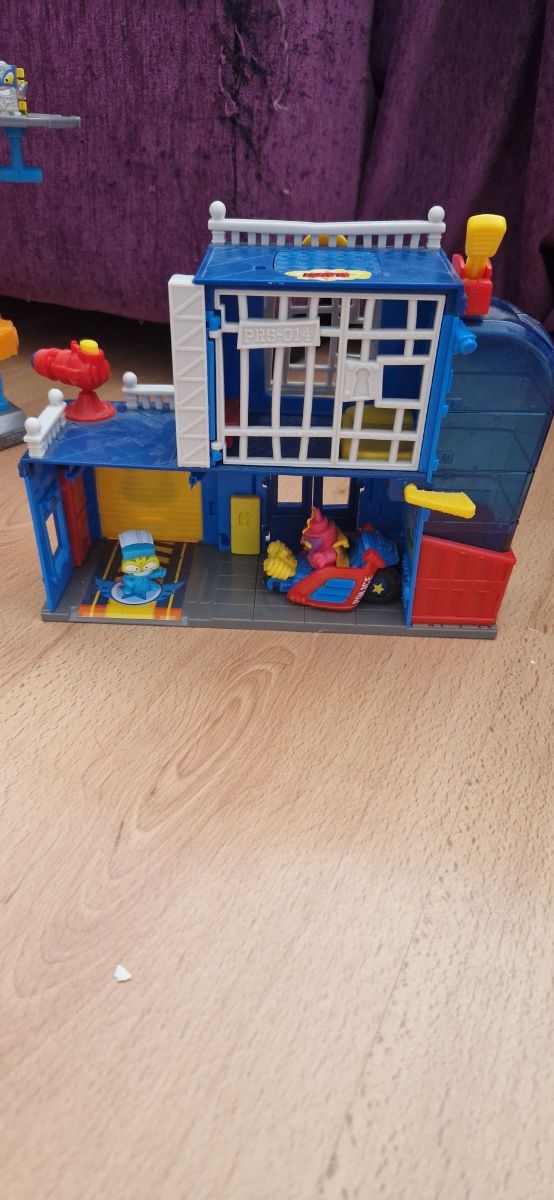 Estacion de Policía Superthings