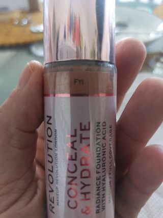 Revolution conceal & hidrate