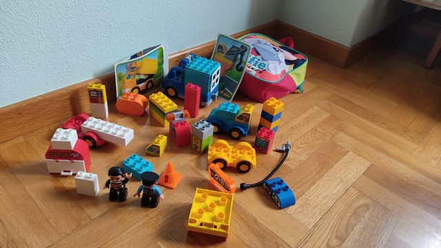 Juguetes de construcción lego duplo.
