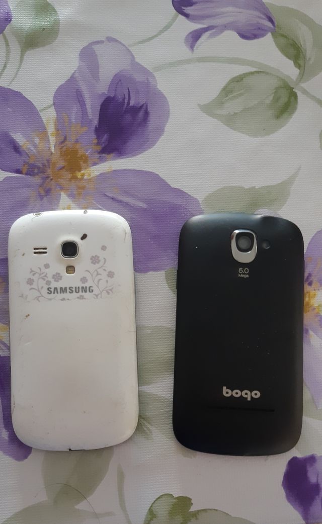 2 vecchi telefoni cellulari