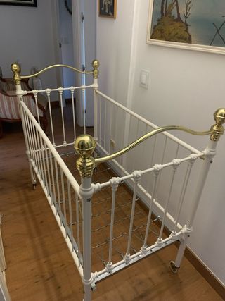 Cuna antigua para bebe