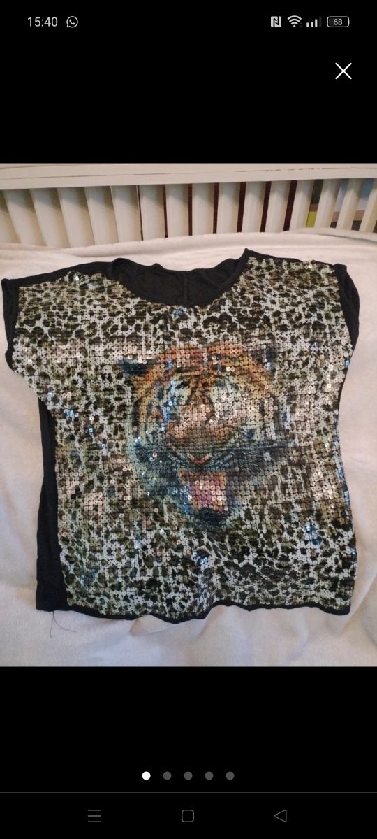 T-shirt di paillettes con tigre stampa
