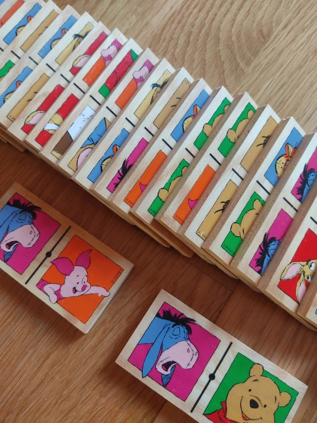 Winnie de Pooh:libro,fichas,dominó, peluches....