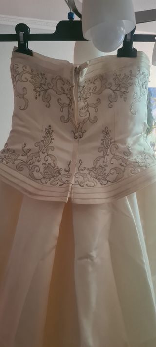 Vestido de novia con cola y cancán 