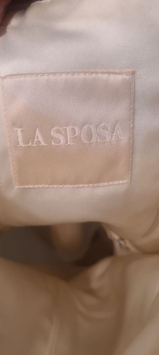 Vestido de novia con cola y cancán 
