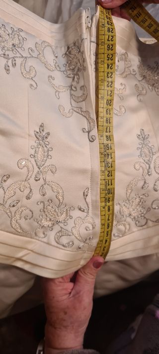 Vestido de novia con cola y cancán 
