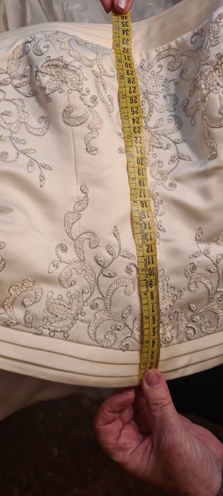Vestido de novia con cola y cancán 