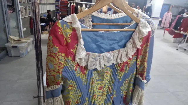 Vestido de fallera talla 44 con 2 corpiños y za
