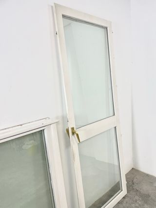 Conjunto puerta y ventanas derrivo