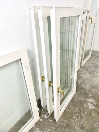Conjunto puerta y ventanas derrivo