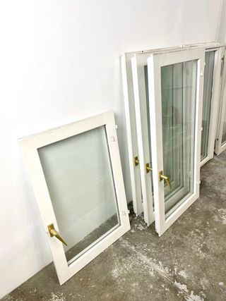 Conjunto puerta y ventanas derrivo