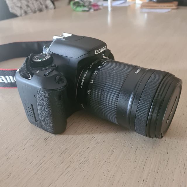 macchina fotografica canon 600d con obiettivo