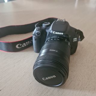 macchina fotografica canon 600d con obiettivo